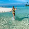 Ana Paula Siebert usa biquíni neon e realça beleza do corpo em look moda praia