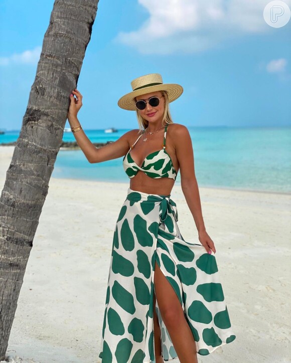 Moda praia de Ana Paula Siebert: empresária usa saia longa de R$ 449