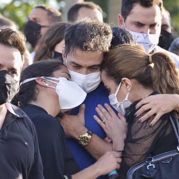 Zezé Di Camargo lamenta morte do pai: 'Me perdoe pelo egoísmo de insistir que fique aqui, mas meu amor é tão grande, que me tira a sensatez, a lucidez e o entendimento, que a vida é assim'