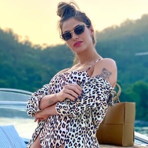 Andressa Suita exine look com maiô de animal print