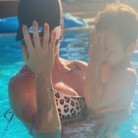 Veja foto de Andressa Suita com o filho na piscina!