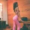 Bruna Marquezine aposta em calça justa, de cintura alta, da grife Versace