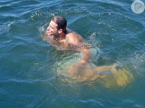 Henri Castelli aproveita para dar um mergulho
