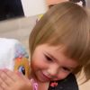 Vídeo: Sabrina Sato se diverte com reação da filha à boneca 'chorona'