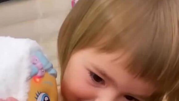 Vídeo: Sabrina Sato se diverte com reação da filha à boneca 'chorona'