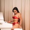 Maraisa toca piano com biquíni fio-dental