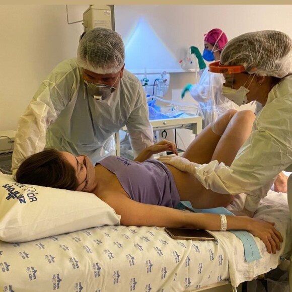 Romana Novais exibe foto inédita do nascimento da filha, Raika