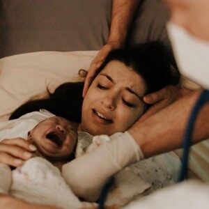 Marcelo Adnet mostrou a primeira foto da filha, Alice, com a namorada, Patricia Cardoso. Menina nasceu em 6 de dezembro de 2020
