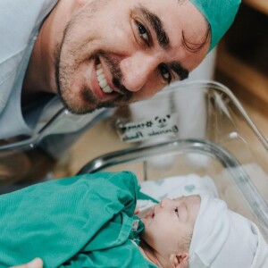 Filha de Marcelo Adnet e Patricia Cardoso teve o rosto revelado pelo humorista em 7 de dezembro de 2020