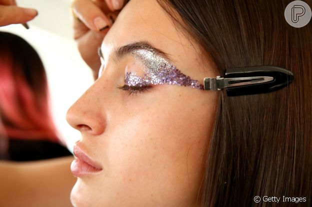 Sombra de brilho aliado com brilho dá um toque glam no ano novo