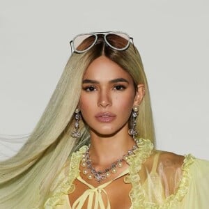 Bruna Marquezine já usou moda praia em tom de verde neon