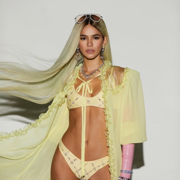 Bruna Marquezine já usou moda praia em tom de verde neon