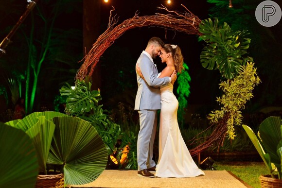 Munhoz e Rhayssa Carvalho se casaram em fevereiro deste ano
