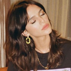 Bruna Marquezine adotou mega-hair e franjinha em novo visual