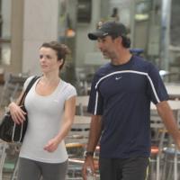 Marcos Pasquim é visto com a namorada na saída da academia, no Rio