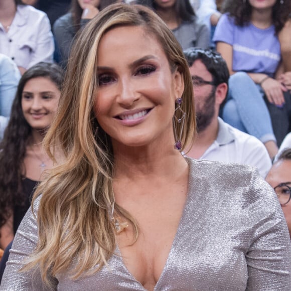 Claudia Leitte afirma que o contato visual com seus fãs é muito importante para um artista: 'É muito diferente fazer show dentro de casa'