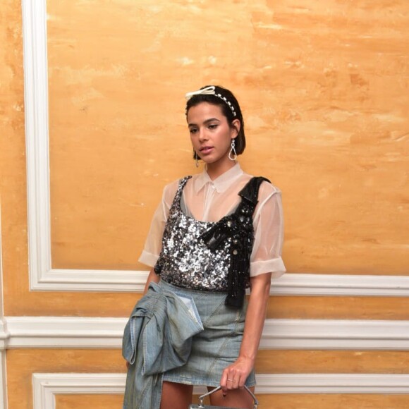 Bruna Marquezine agita a web em foto nos bastidores de ensaio