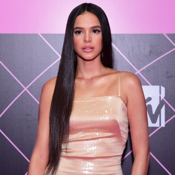 Bruna Marquezine faz topless em bastidor de ensaio