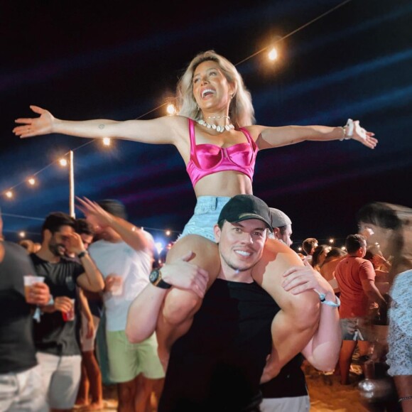 Junior Mendonza troca follow com Flavia Pavanelli