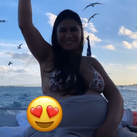 Irmã de Simaria, Simone surge de biquíni e cobre barriga de gravidez em passeio de barco