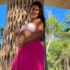 Irmã de Simaria, Simone mostra barriga de gravidez em foto de biquíni