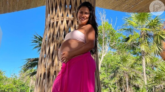 Irmã de Simaria, Simone mostra barriga de gravidez em foto de biquíni