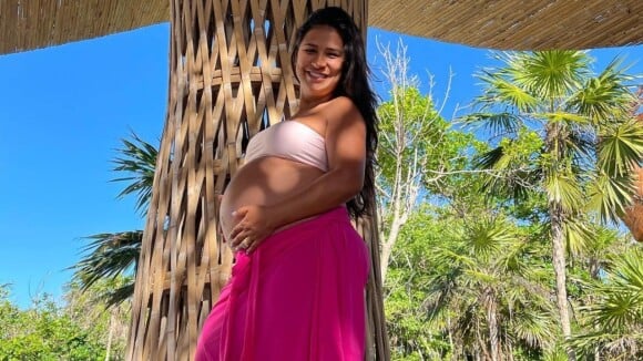 De biquíni, Simone curte passeio de barco e tamanho da barriga de gravidez impressiona
