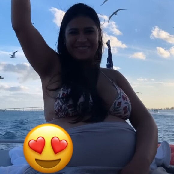Irmã de Simaria, Simone faz foto de biquíni e cobre barriga de gravidez com toalha