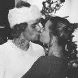 Justin Bieber dá beijo na mulher, Hailey, em foto de Natal