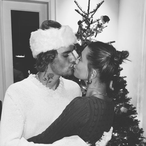 Justin Bieber dá beijo na mulher, Hailey, em foto de Natal