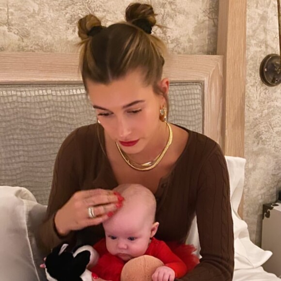 Hailey Bieber encanta em foto com bebê no Natal