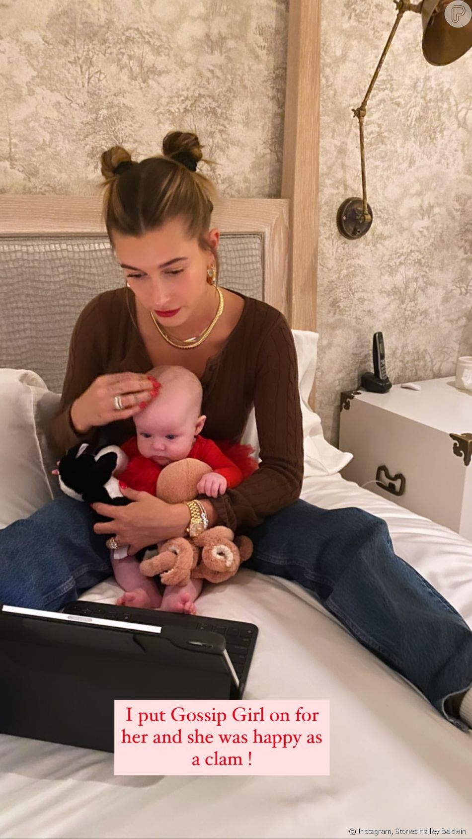 hailey-bieber-encanta-em-foto-com-beb-no-natal-purepeople