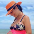 Camilla Camargo exibe barriga de 7 meses de gravidez em foto de biquíni