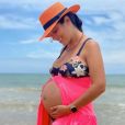 De biquíni, Camilla Camargo mostra barriga de gravidez e encanta web