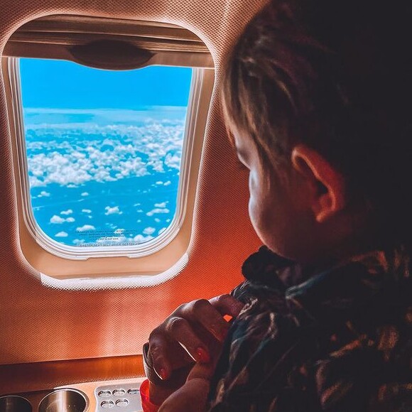 Filho de Marília Mendonça embarca em viagem para a Bahia