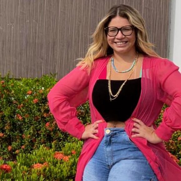 Marília Mendonça aposta em biquíni cortininha em viagem