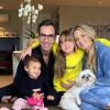 Ticiane Pinheiro posa com as filhas, Manuella e Rafaella, e o marido, Cesar Tralli