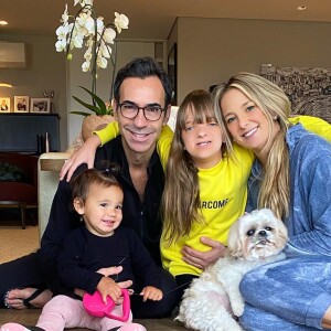 Ticiane Pinheiro posa com as filhas, Manuella e Rafaella, e o marido, Cesar Tralli