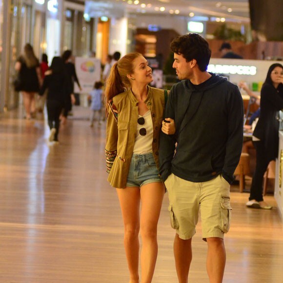 Marina Ruy Barbosa colocou fim aos rumores com foto de aliança de casamento