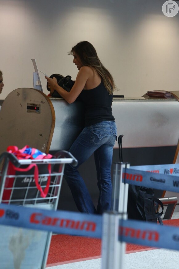 Daniella Cicarelli dá check-in no aeroporto Santos Dumont, no Rio