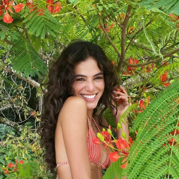 Bruna Marquezine abraçou Rafa Kalimann e comentou com ironia rumores de inimizade