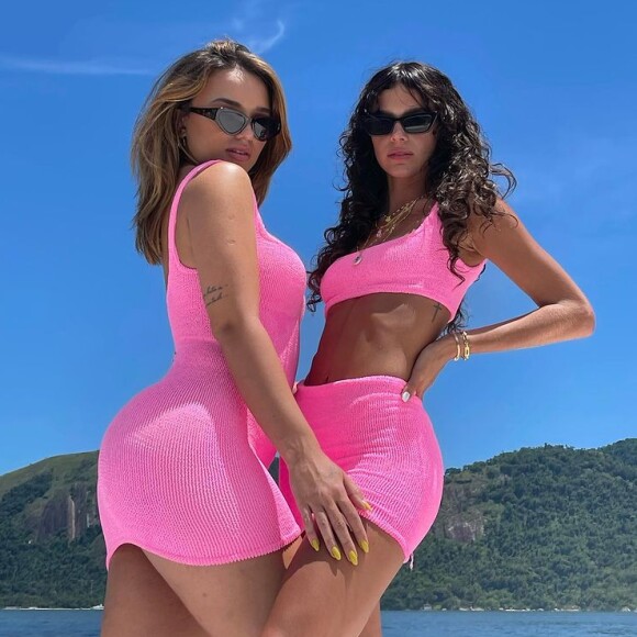 Looks de Bruna Marquezine e Rafa Kalimann eram do mesmo tom e tecido