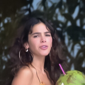 Bruna Marquezine organiza decoração de ilha e Manu Gavassi elogia look da amiga