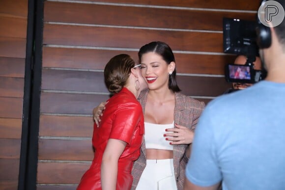 Vitória Strada ganhou beijo da agora noiva, Marcella Rica, em janeiro de 2020 na festa de lançamento da novela 'Salve-se Quem Puder'