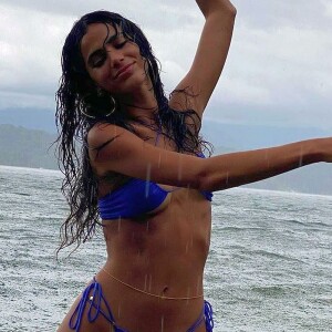 Bruna Marquezine roubou a cena ao tomar um banho de chuva no mar neste domingo, 3 de janeiro de 2021