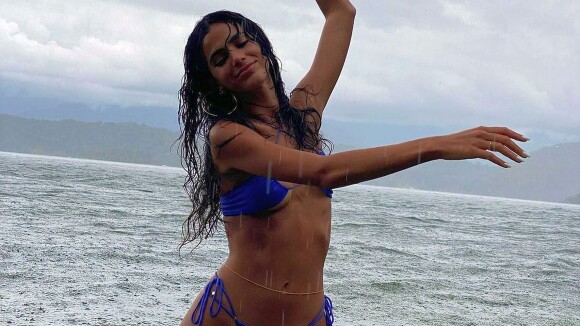 Bruna Marquezine usa biquíni fio-dental em banho de chuva e agita a web: 'Que corpo'