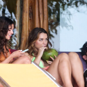 Bruna Marquezine está curtindo dias de folga em ilha privativa com amigas