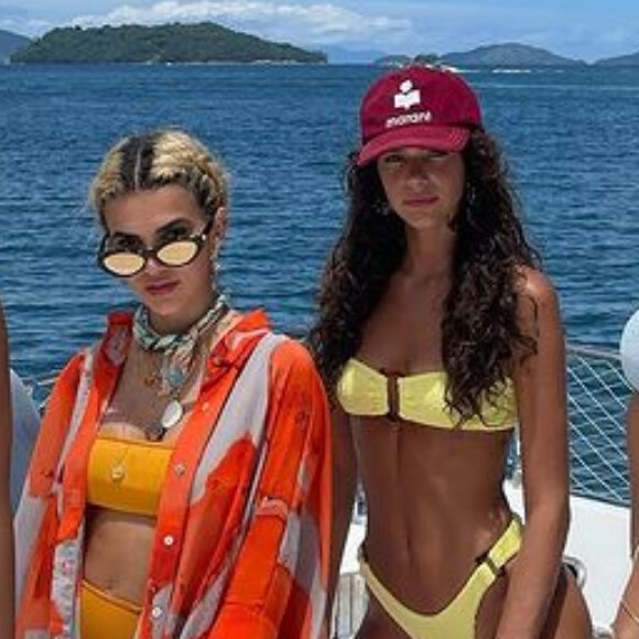 Bruna Marquezine e Manu Gavassi passearam de barco com Rafa Kalimann e Thelminha nesta segunda-feira, dia 04 de janeiro