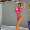 A influencer Flávia Pavanelli escolheu look praia rosa neon com a trend