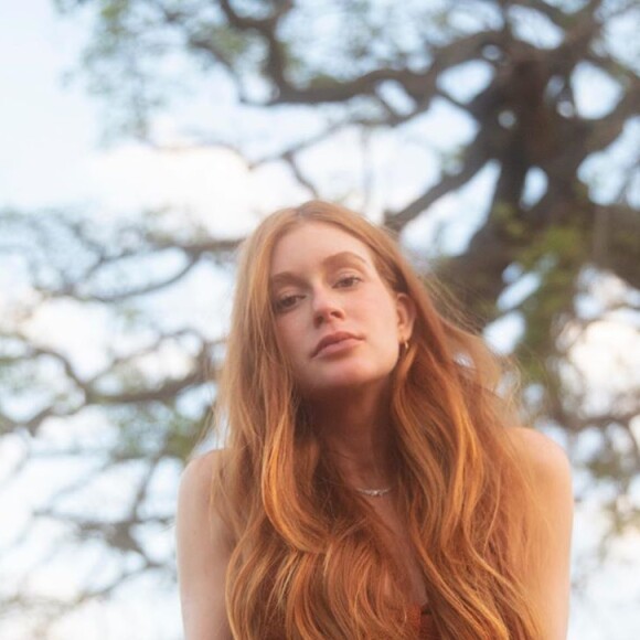 Marina Ruy Barbosa teve foto com cabelo cacheado elogiada por amigas famosas